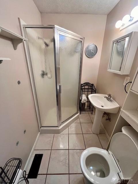1331 Malden Ave, Springfield, OH 45504 - full bath with toilet, a sink, baseboards, a stall shower, and a textured ceiling