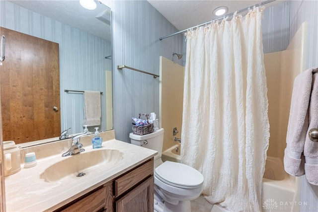 9168 Woodstream Ln, Washington Twp, OH 45458 - full bath featuring shower / tub combo, vanity, wallpapered walls, and a textured ceiling