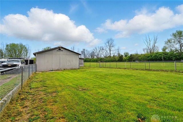 view of yard featuring fence and an outbuilding