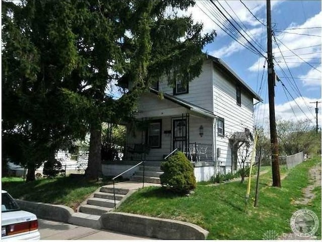 14 N Freeman St, Springfield, OH 45503 - american foursquare style home with covered porch and a front lawn