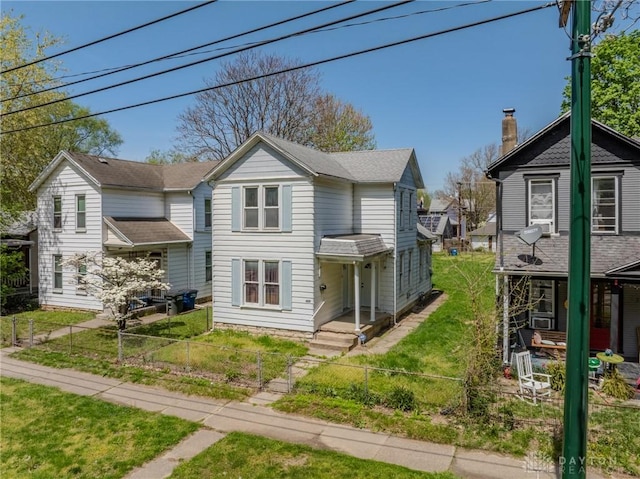 view of front of house featuring a fenced front yard
