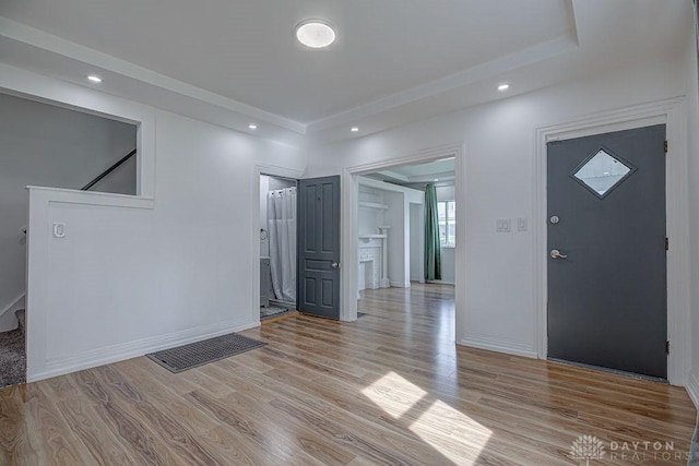foyer entrance featuring baseboards, visible vents, light wood-type flooring, and recessed lighting