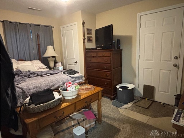 living area featuring visible vents and carpet floors