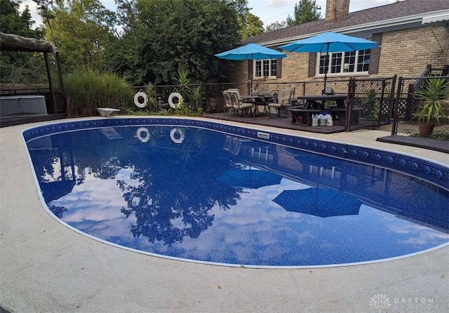 10699 Hamilton Ave, Cincinnati, OH 45231 - view of swimming pool