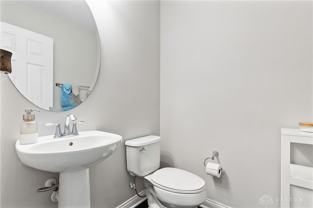 1621 Stonebury Ct, Xenia, OH 45385 - bathroom featuring toilet, baseboards, and a sink
