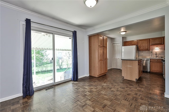 kitchen featuring dishwasher, plenty of natural light, freestanding refrigerator, baseboards, and a kitchen island