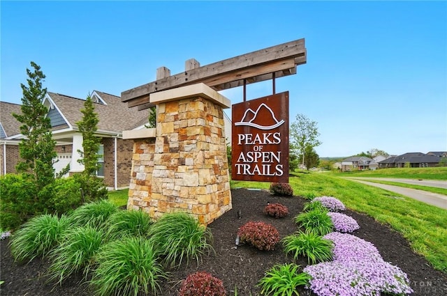 view of community / neighborhood sign