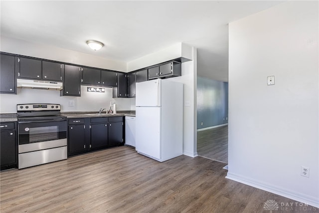 5675 E Coach Dr Unit B, Kettering, OH 45440 - kitchen featuring white appliances, under cabinet range hood, baseboards, light wood-style flooring, and a sink
