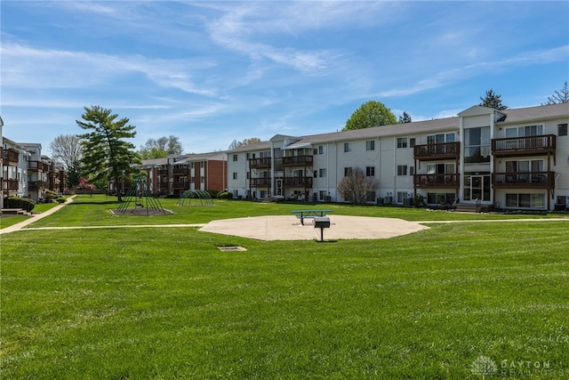 5675 E Coach Dr Unit B, Kettering, OH 45440 - surrounding community featuring a lawn and a residential view