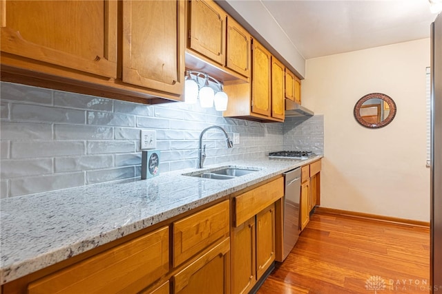 4600 Wing View Ln, Kettering, OH 45429 - kitchen featuring a sink, appliances with stainless steel finishes, backsplash, light wood-type flooring, and brown cabinets