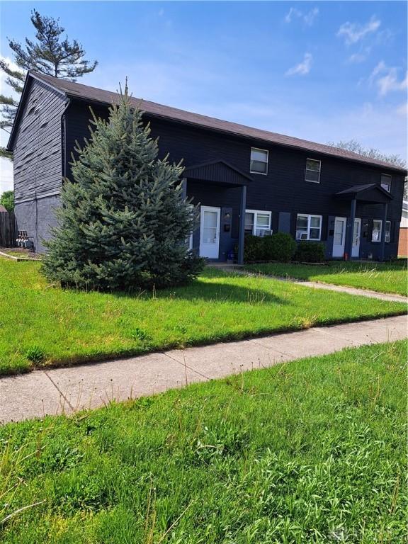 view of front of house featuring a front lawn