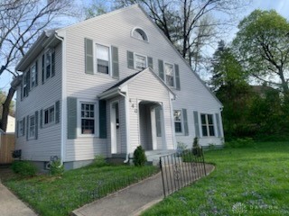 view of front of house featuring a front lawn