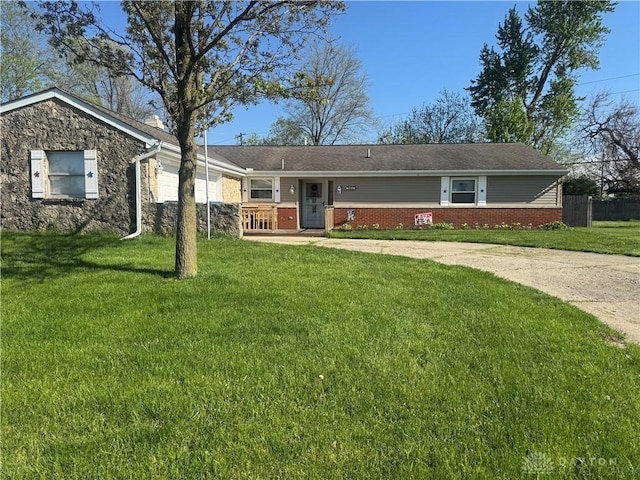 ranch-style house featuring a front lawn and brick siding