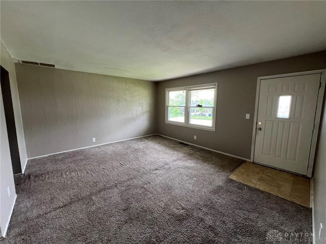 entryway with baseboards, carpet flooring, and visible vents