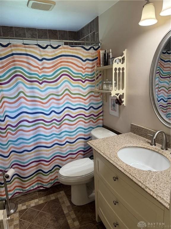 full bathroom featuring toilet, tile patterned floors, a shower with shower curtain, and vanity