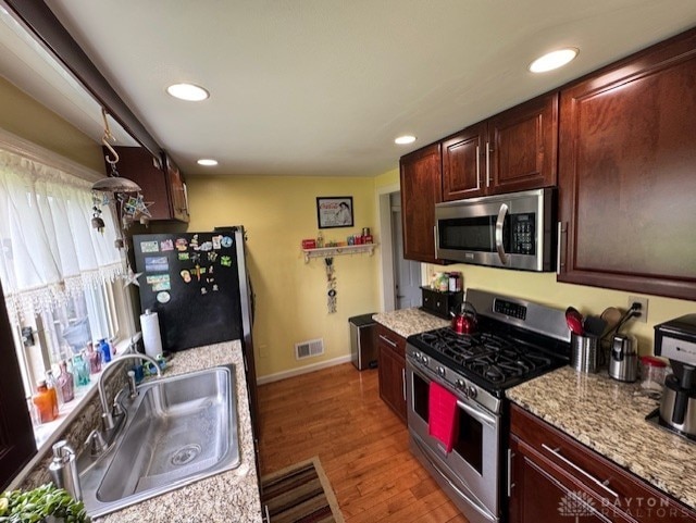 kitchen with visible vents, light wood-type flooring, recessed lighting, a sink, and stainless steel appliances