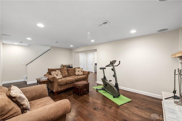 living room with baseboards, dark wood-type flooring, recessed lighting, and visible vents
