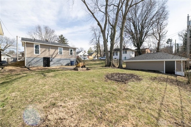 view of yard featuring a residential view and an outdoor structure