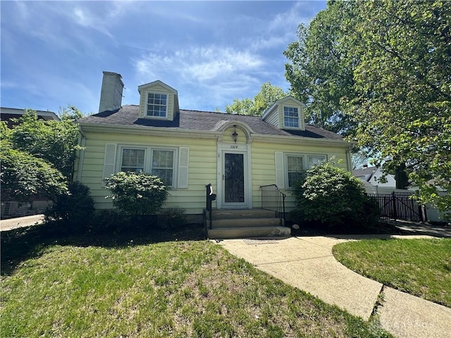 3004 Hampton Pl, Middletown, OH 45042 - cape cod house with fence, a chimney, and a front lawn