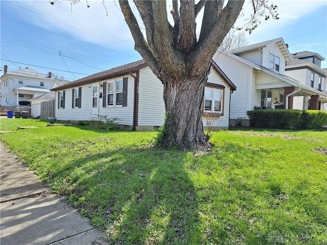 view of side of property featuring a lawn