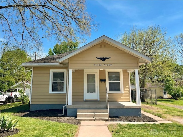 2828 Wilbraham Rd, Middletown, OH 45042 - bungalow-style house featuring a porch and a front yard