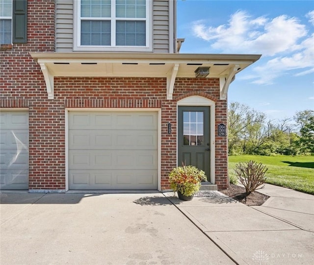 1304 Shadowood Trl, Maineville, OH 45039 - garage with driveway