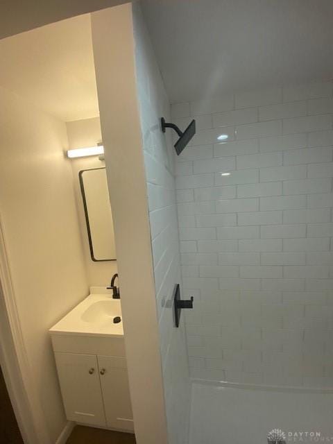 944 Wilmington Ave, Dayton, OH 45420 - full bathroom with tiled shower and vanity