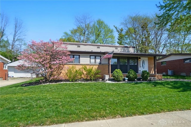 view of front of house featuring brick siding and a front yard