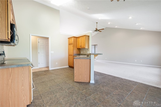 kitchen featuring ceiling fan, a breakfast bar, a peninsula, open floor plan, and baseboards