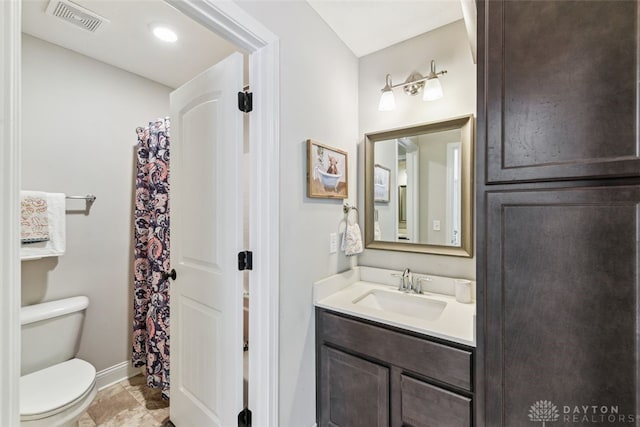 2187 Hamilton Rd, Lebanon, OH 45036 - bathroom with visible vents, vanity, curtained shower, toilet, and baseboards