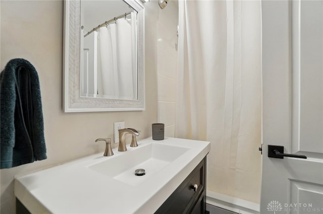 full bathroom featuring a shower with curtain and vanity