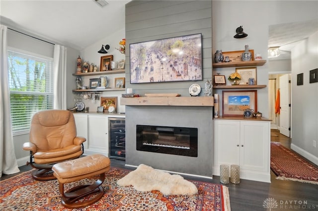 2481 Byers Ridge Dr, Miamisburg, OH 45342 - living room with a dry bar, vaulted ceiling, wood finished floors, baseboards, and beverage cooler