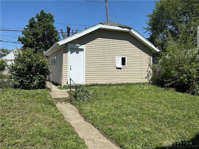 1080 Linden Ave, Dayton, OH 45410 - view of side of home with a yard