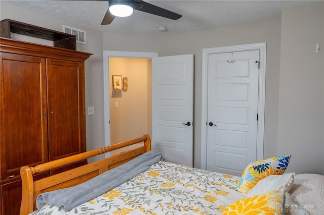 bedroom featuring visible vents, a ceiling fan, and a closet