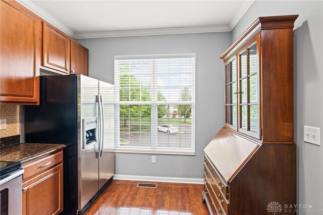 4266 Straight Arrow Rd, Beavercreek, OH 45430 - kitchen with dark countertops, appliances with stainless steel finishes, decorative backsplash, dark wood-type flooring, and visible vents