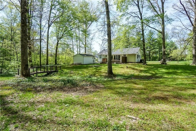 view of yard featuring an outbuilding
