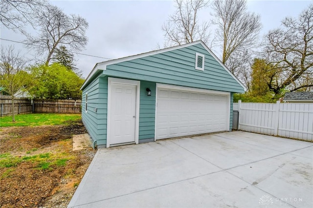 2004 N Reardon Dr, Dayton, OH 45420 - detached garage with fence