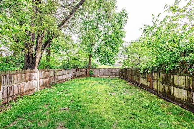 view of yard featuring a fenced backyard