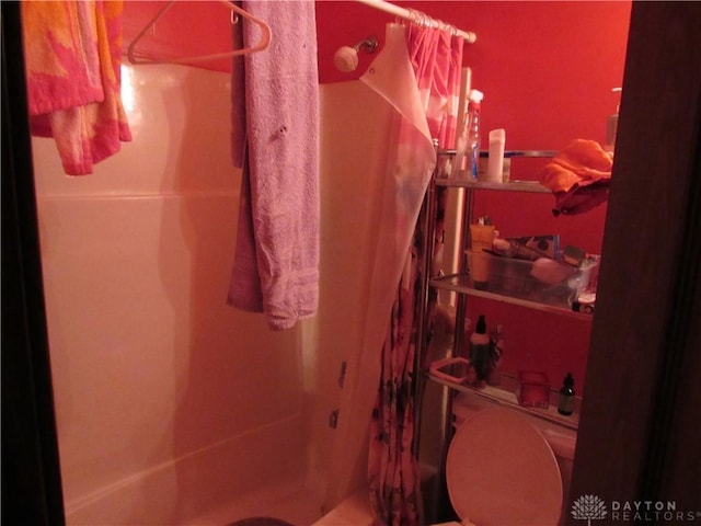 3363 Cortez Dr, Dayton, OH 45415 - full bath featuring a shower with shower curtain and toilet