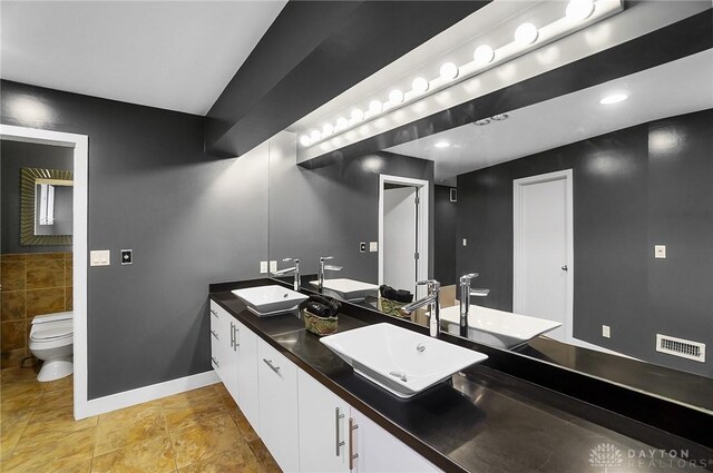 1900 Kresswood Cir, Kettering, OH 45429 - full bath with toilet, baseboards, and double vanity