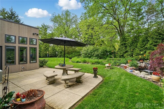 1900 Kresswood Cir, Kettering, OH 45429 - view of patio / terrace