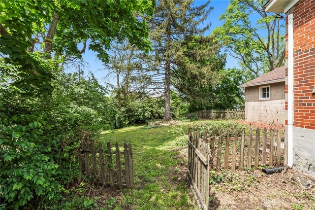 654 S Market St, Troy, OH 45373 - view of yard with fence