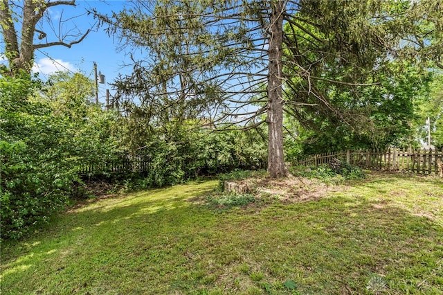 654 S Market St, Troy, OH 45373 - view of yard
