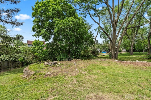 654 S Market St, Troy, OH 45373 - view of yard