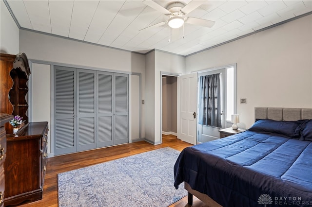 654 S Market St, Troy, OH 45373 - bedroom featuring wood finished floors, ornamental molding, a closet, and ceiling fan