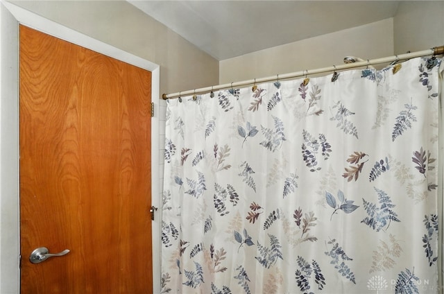 3352 Morning Glory Rd, Dayton, OH 45449 - full bath featuring a shower with shower curtain