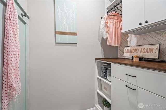 detailed view of baseboards and decorative backsplash