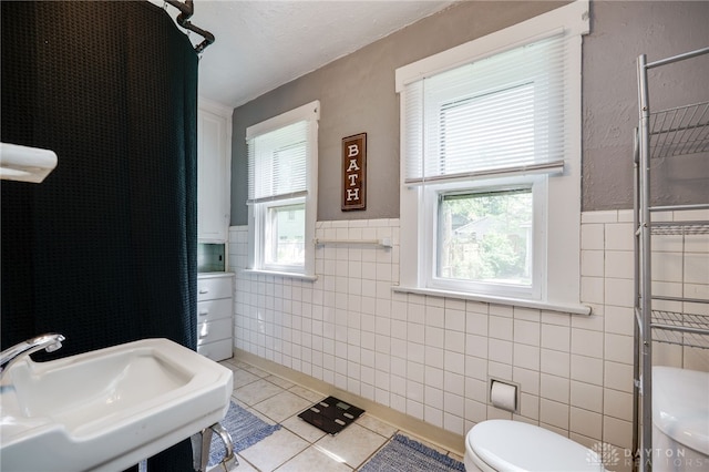 1000 Haviland Ave, Dayton, OH 45410 - full bath with tile walls, tile patterned floors, a sink, toilet, and wainscoting
