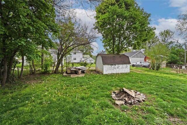 view of yard with a shed and an outdoor structure