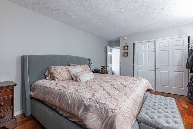 2540 Greenside Dr, Beavercreek, OH 45431 - bedroom with dark wood-type flooring, a closet, and a textured ceiling